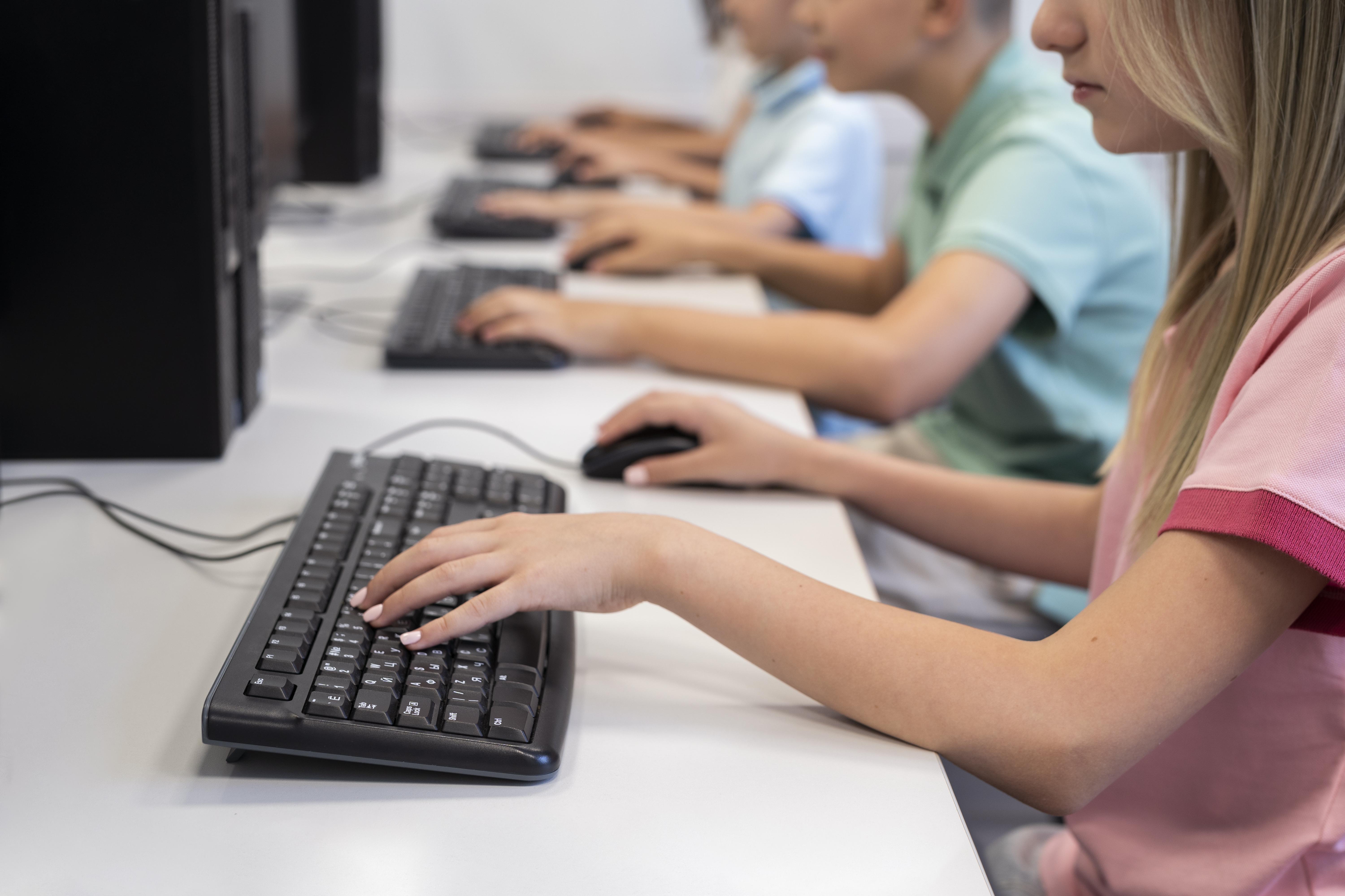 children-having-technology-education-class salle informatique actoria